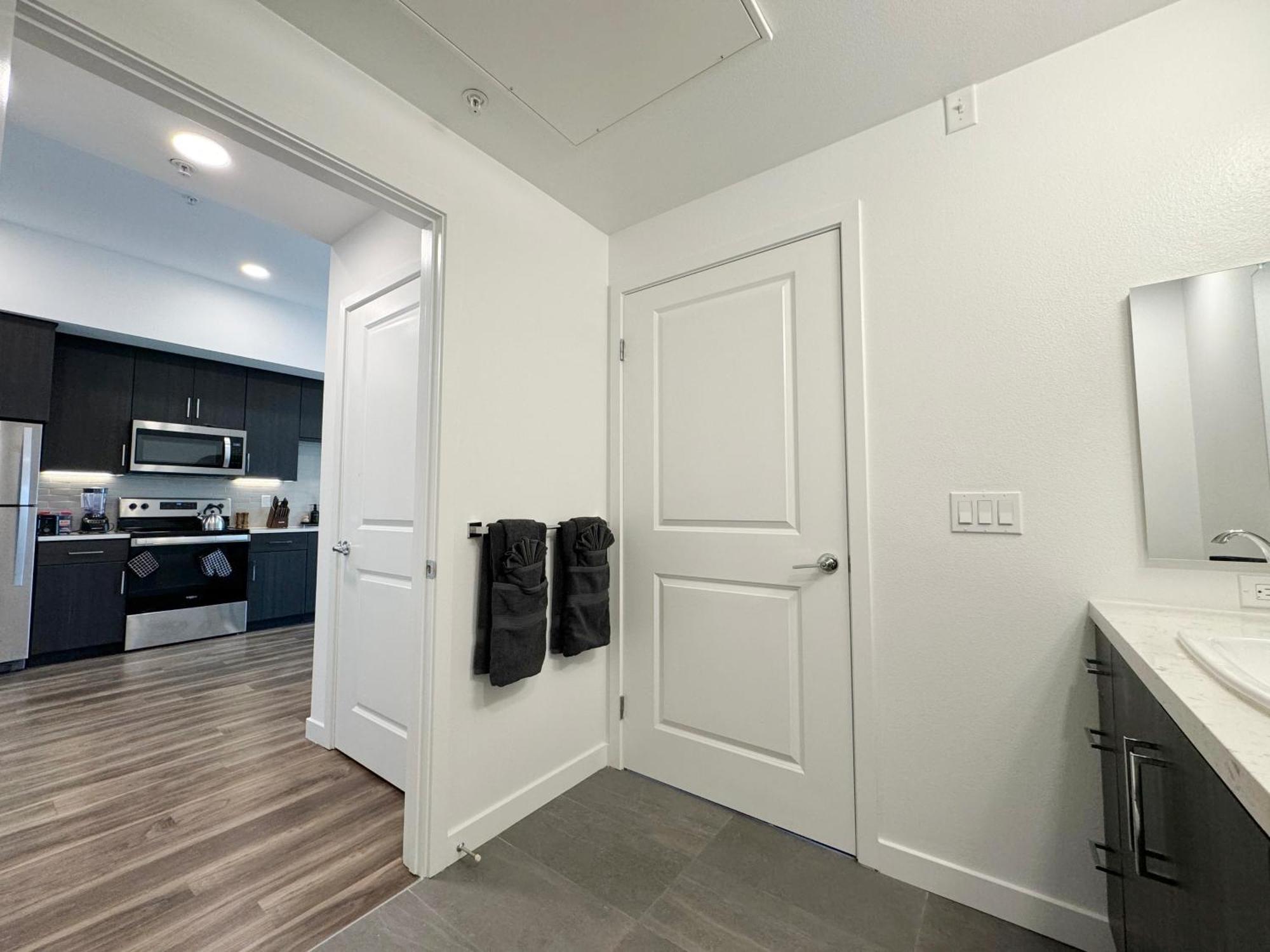 Modern Hollywood Sunset View & Free Parking Apartment *