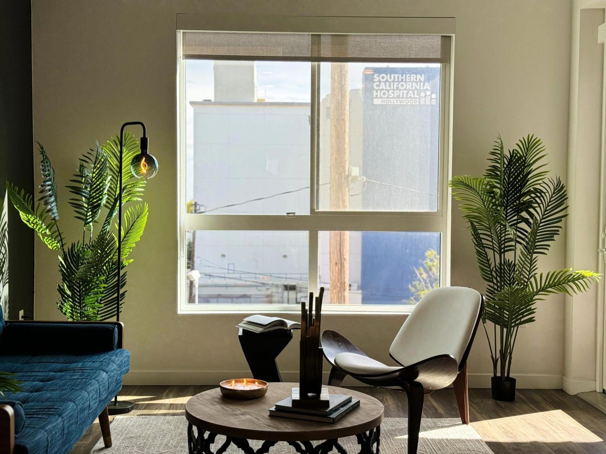 Modern Hollywood Sunset View & Free Parking Apartment Los Angeles